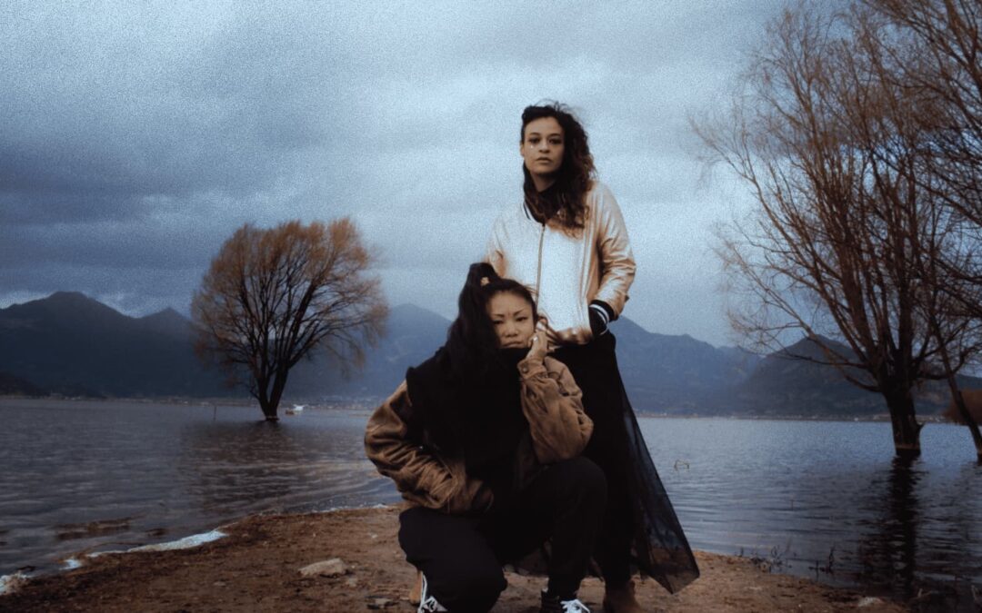 TULIPA RUIZ ANUNCIA TURNÊ NA CHINA E DIVULGA CLIPES DOS SINGLES “ALONGO” E “CAULE DE BAMBU” AO LADO DE YEHAIYAHAN